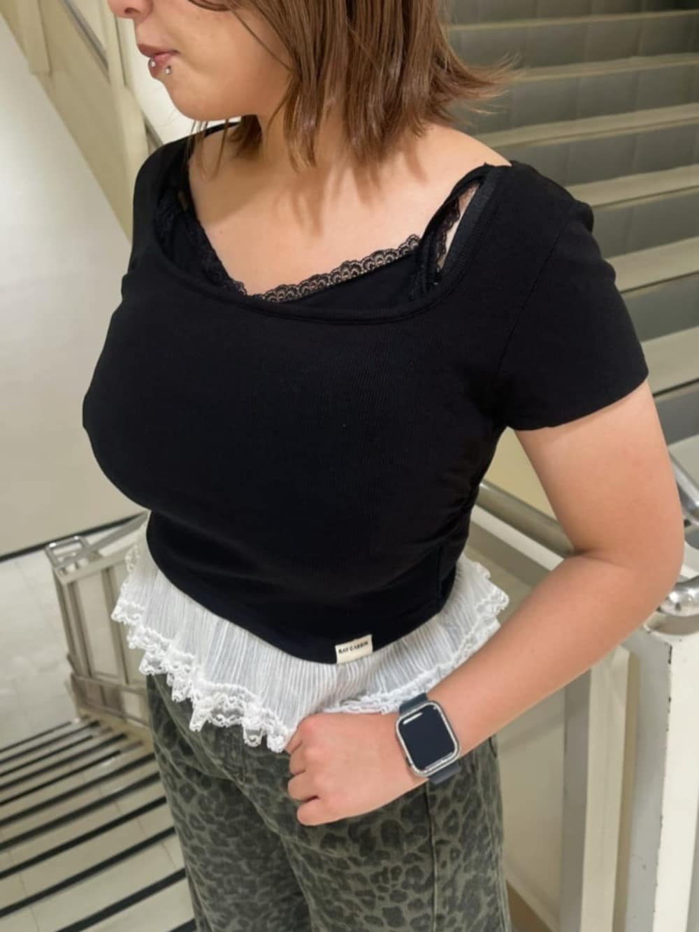 グリーン系のデニムパンツ、ブラック系のTシャツ/カットソーを着用したレディースの秋コーディネートの2枚目の写真