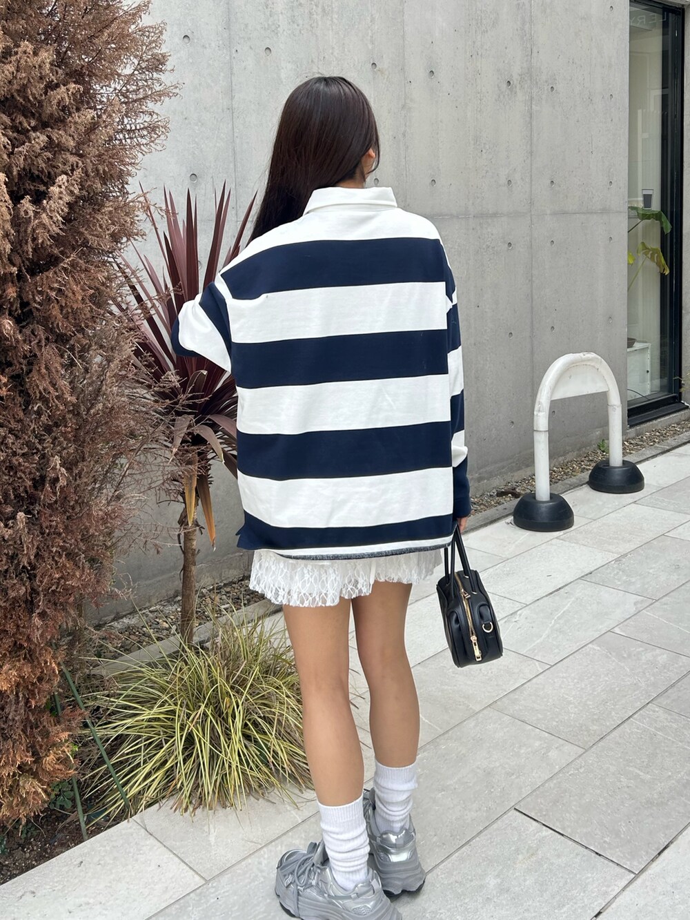 ホワイト系のTシャツ/カットソー、ホワイト系のスカート、シルバー系のスニーカーを着用したレディースの冬コーディネートの3枚目の写真