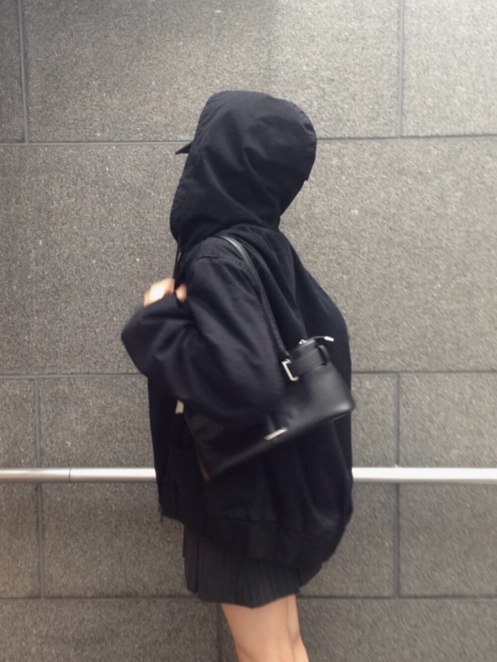 ブルー系のシャツ/ブラウス、ブラック系のブルゾン、グレー系のスカートを着用したレディースの秋コーディネートの2枚目の写真