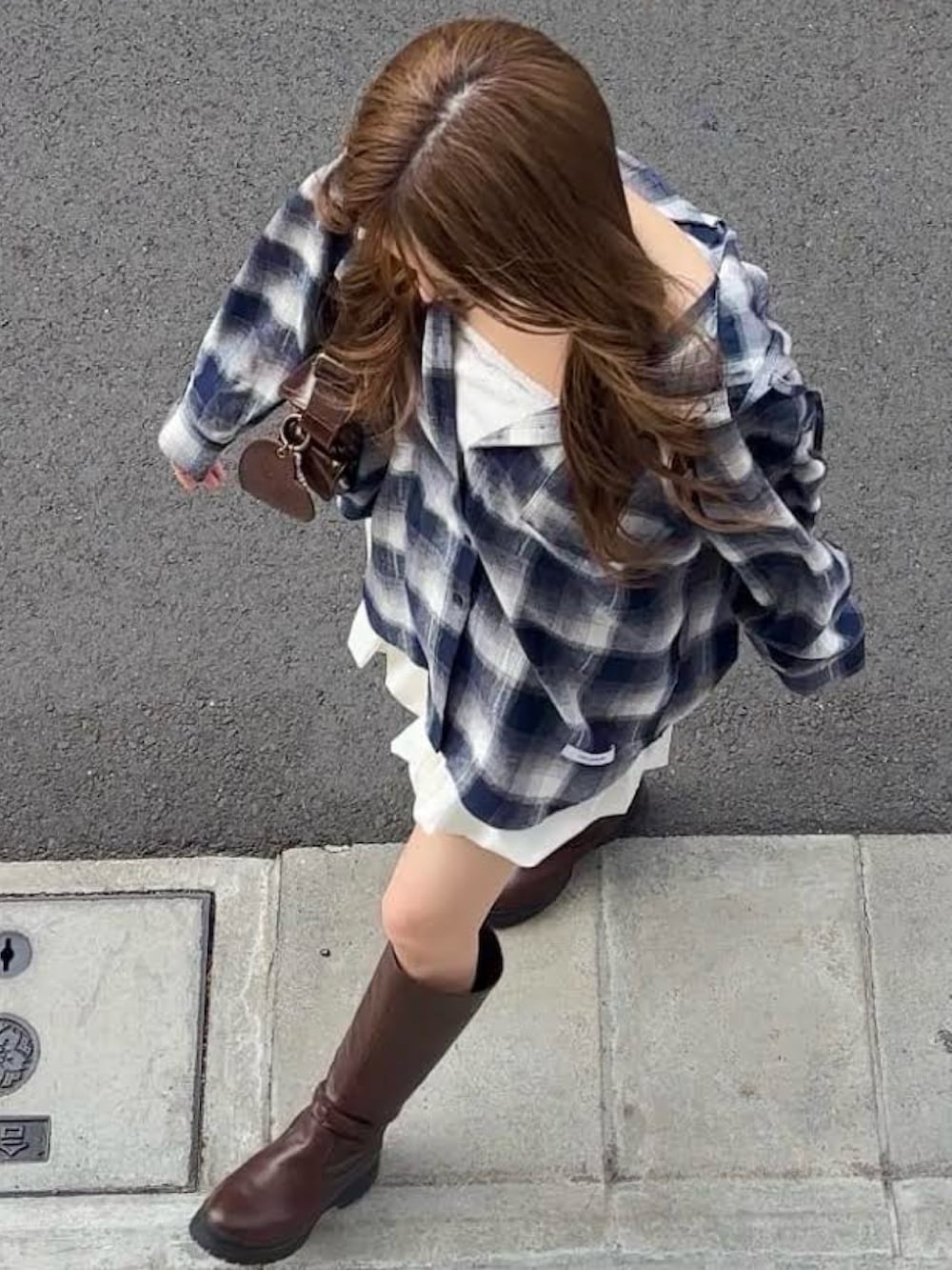 ブラック系のシャツ/ブラウス、ホワイト系のスカート、ブラック系のチューブトップを着用したレディースの冬コーディネートの2枚目の写真