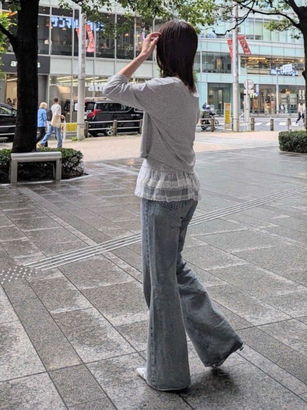 「レイヤードスタイル、夏コーデ、おでかけコーデ、パンツコーデ、シンプルカジュアル、大人女子、デニム、夏、フレアデニム、レース、骨格ナチュラル、フレアパンツ」｜「RAY CASSINの【ウエスト調節可】フレアデニムパンツ（デニムパンツ、ブルー系）」を使った、RAYCASSIN_officialさん（骨格ナチュラル・レディース・158cm）の夏コーディネートの4枚目の写真