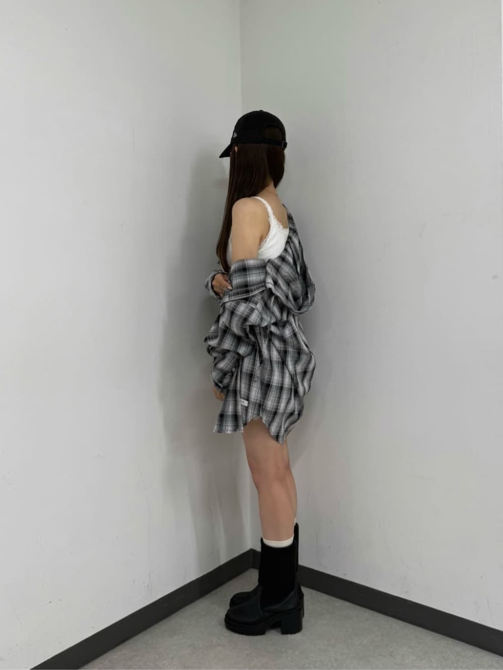 ブラック系のシャツ/ブラウス、ホワイト系のキャミソール、ホワイト系のその他パンツを着用したレディースの春コーディネートの5枚目の写真