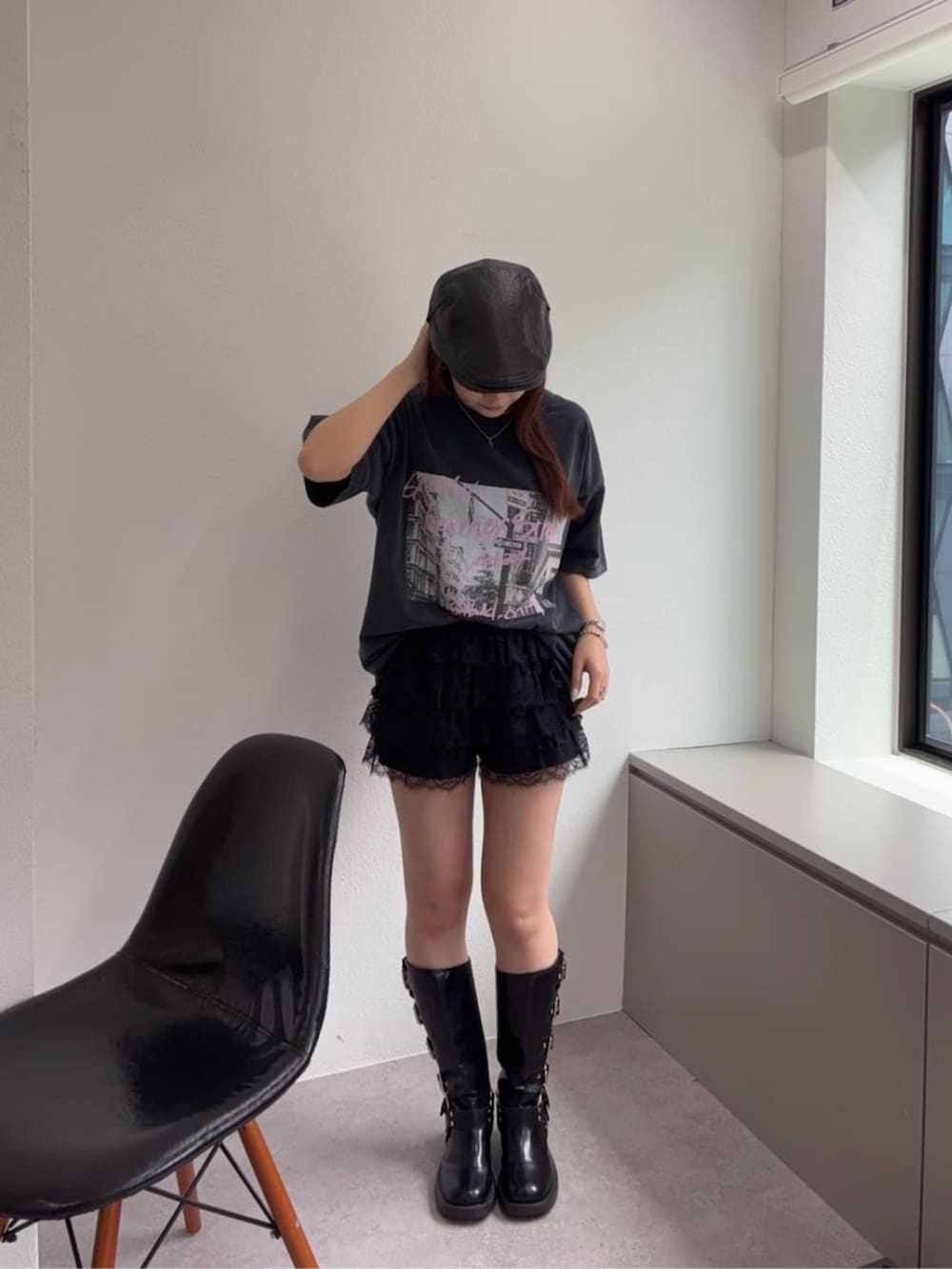 ブラック系のその他パンツ、ブラック系のTシャツ/カットソー、ブラック系のブーツを着用したレディースの夏コーディネートの2枚目の写真