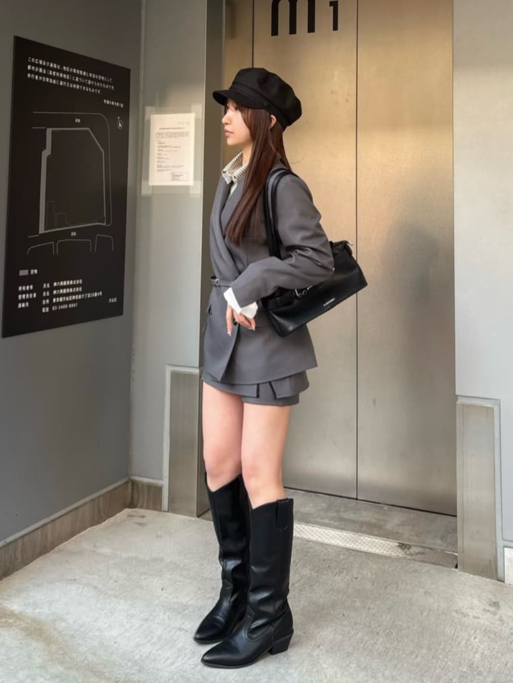 グレー系のテーラードジャケット、グレー系のスカートを着用したレディースの春コーディネートの2枚目の写真