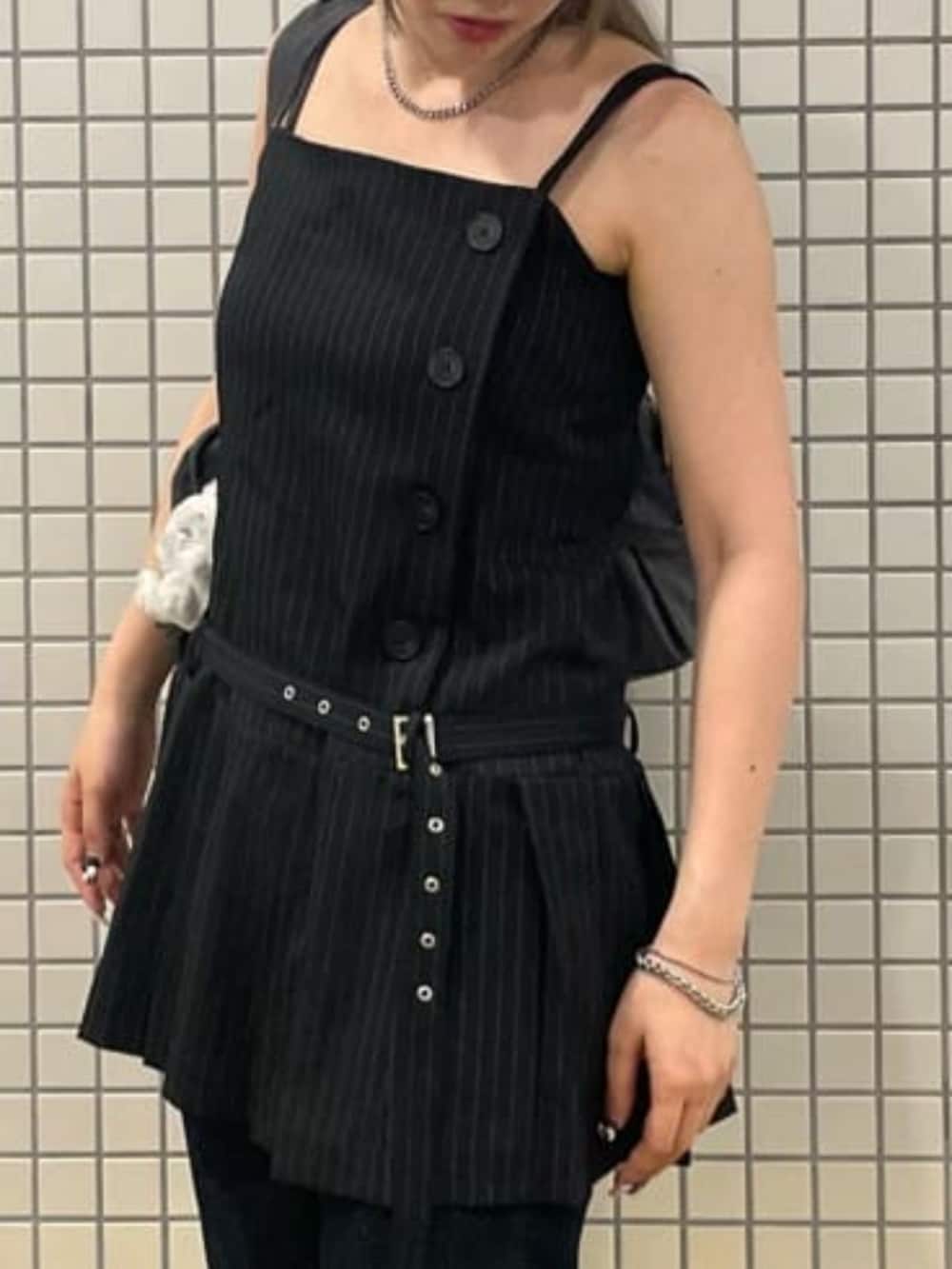 「骨格ストレート、骨スト、デニム、フレアデニム、キャミワンピ、キャミワンピース、ストライブ、ワンピース、レイヤードスタイル、おでかけコーデ、オトナ女子、きれいめカジュアル、夏コーデ」｜「RAY CASSINの【ウエスト調節可/2サイズ展開】フレアデニムパンツ（デニムパンツ、ブルー系）」を使った、RAYCASSIN_officialさん（骨格ストレート・レディース・156cm）の夏コーディネートの4枚目の写真