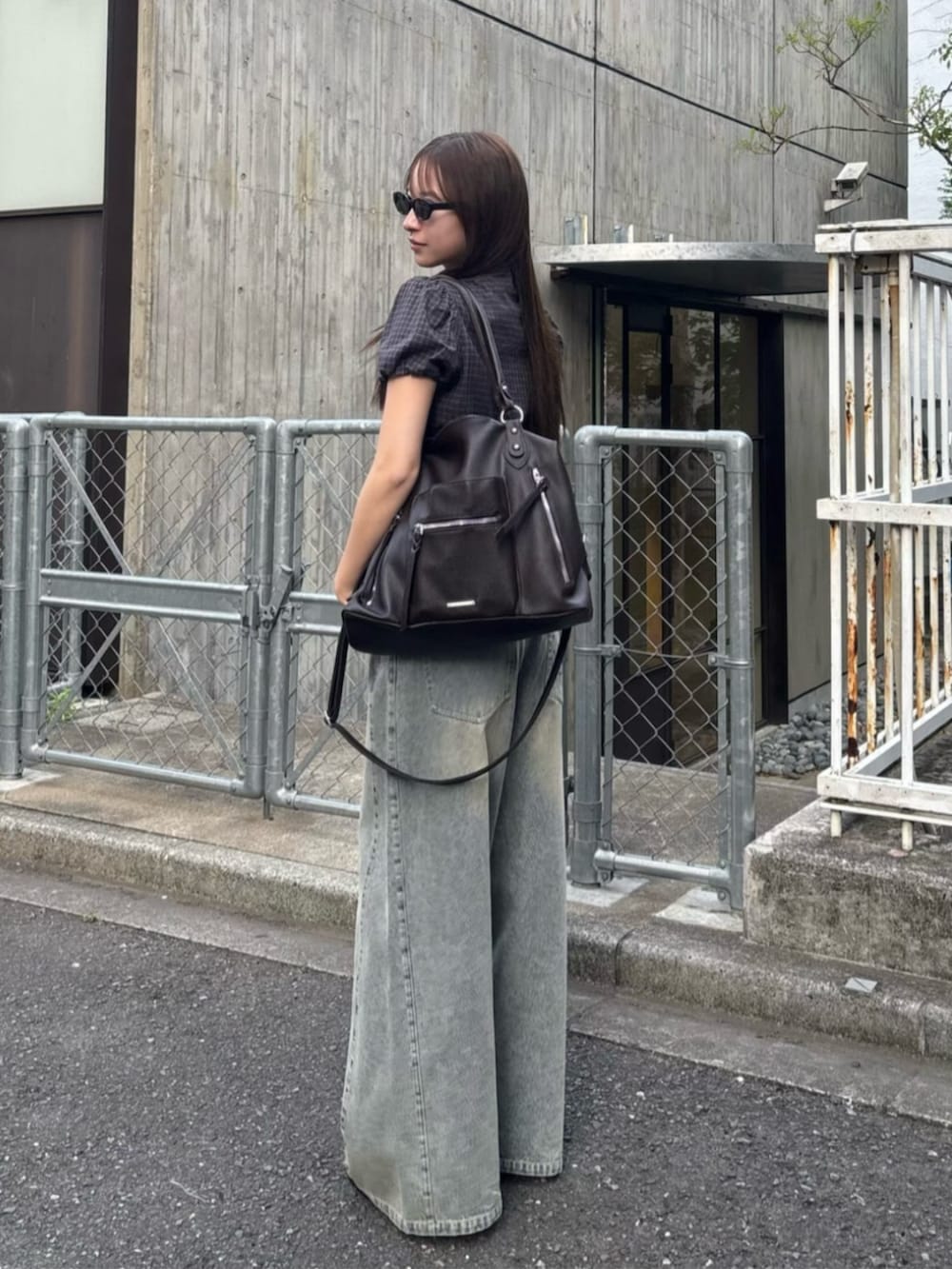 ブルー系のデニムパンツ、ブルー系のシャツ/ブラウスを着用したレディースの春コーディネートの2枚目の写真