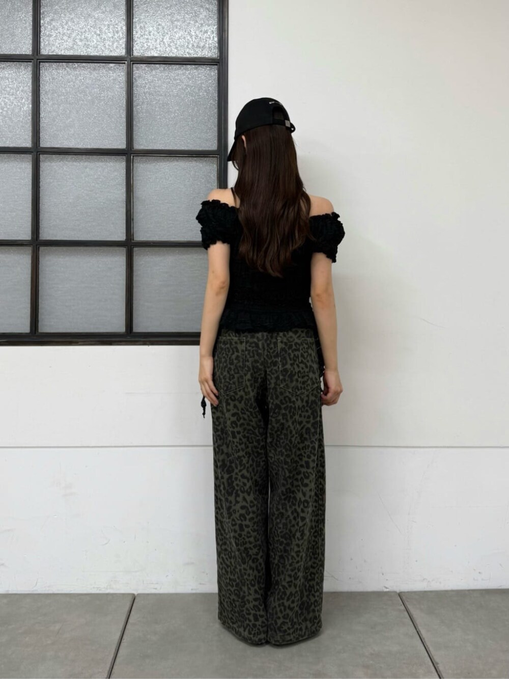 グリーン系のデニムパンツ、ブラック系のTシャツ/カットソーを着用したレディースの春コーディネートの3枚目の写真