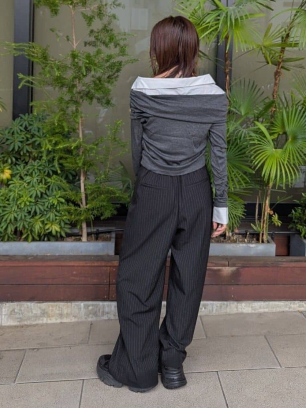 ブラック系のスラックス、グレー系のTシャツ/カットソーを着用したレディースの秋コーディネートの2枚目の写真