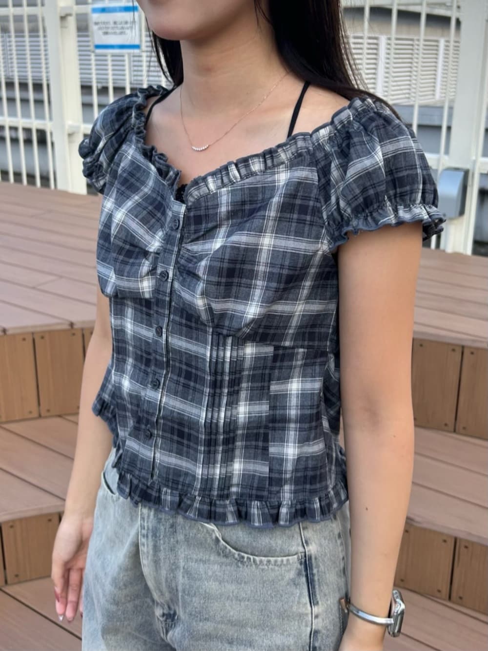 ブルー系のデニムパンツ、ブラック系のシャツ/ブラウスを着用したレディースの秋コーディネートの4枚目の写真