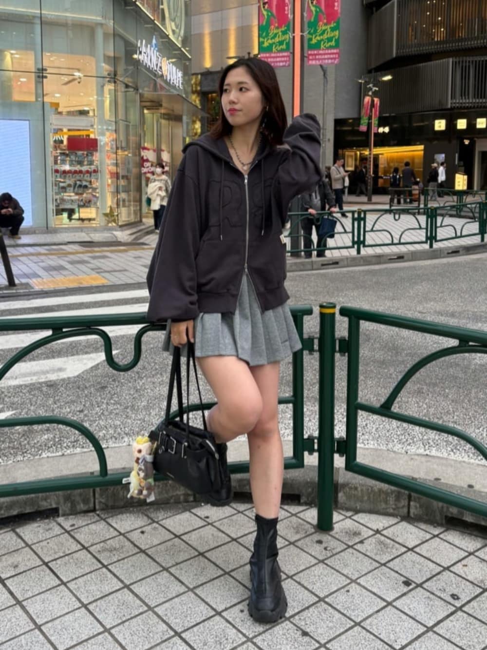 グレー系のスカート、グレー系のパーカーを着用したレディースの秋コーディネートの2枚目の写真