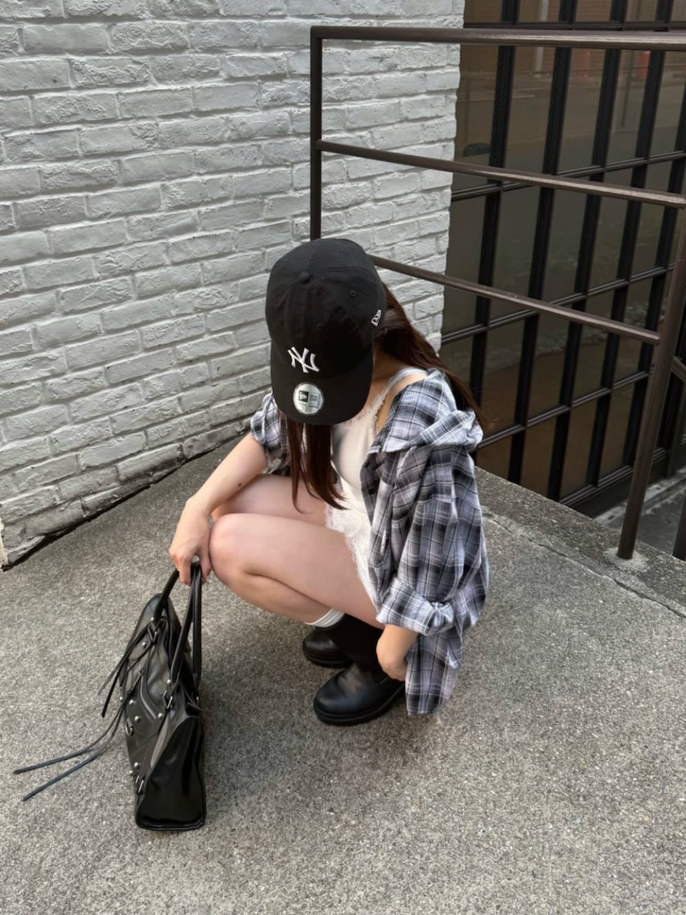 ブラック系のシャツ/ブラウス、ホワイト系のキャミソール、ホワイト系のその他パンツを着用したレディースの春コーディネートの2枚目の写真