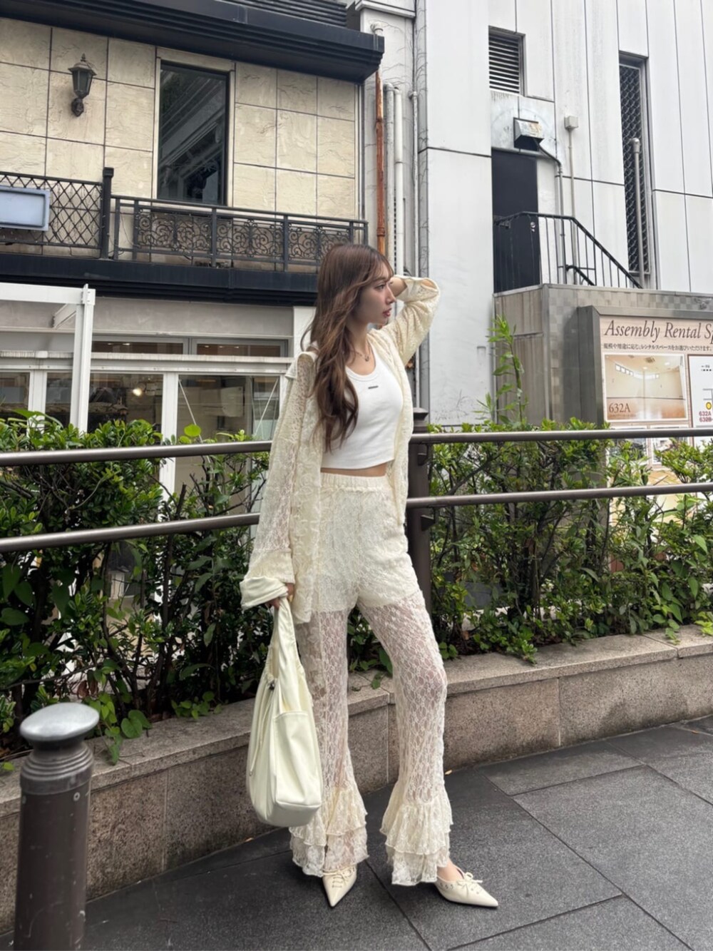 ベージュ系のその他パンツ、ベージュ系のシャツ/ブラウス、ホワイト系のタンクトップを着用したレディースの夏コーディネートの2枚目の写真