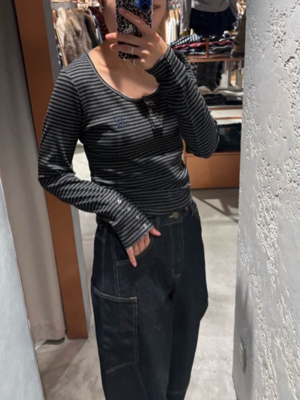 ブルー系のデニムパンツ、グレー系のTシャツ/カットソーを着用したレディースの春コーディネートの2枚目の写真