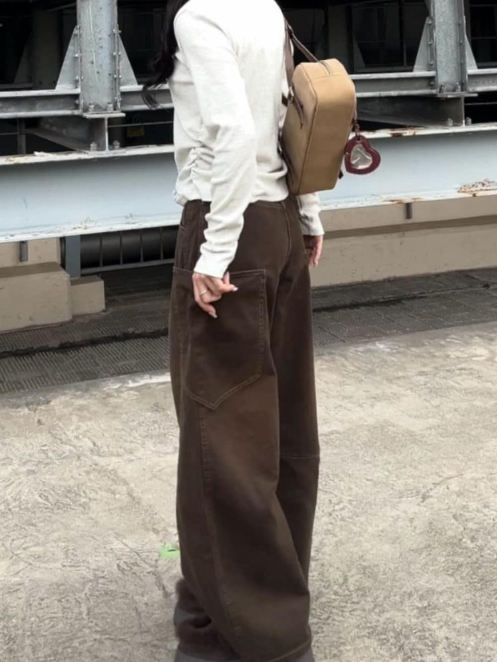 ホワイト系のTシャツ/カットソー、ブラウン系のデニムパンツを着用したレディースの冬コーディネートの2枚目の写真