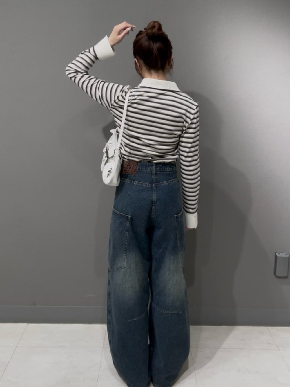 ブルー系のデニムパンツ、ホワイト系のTシャツ/カットソーを着用したレディースの春コーディネートの2枚目の写真