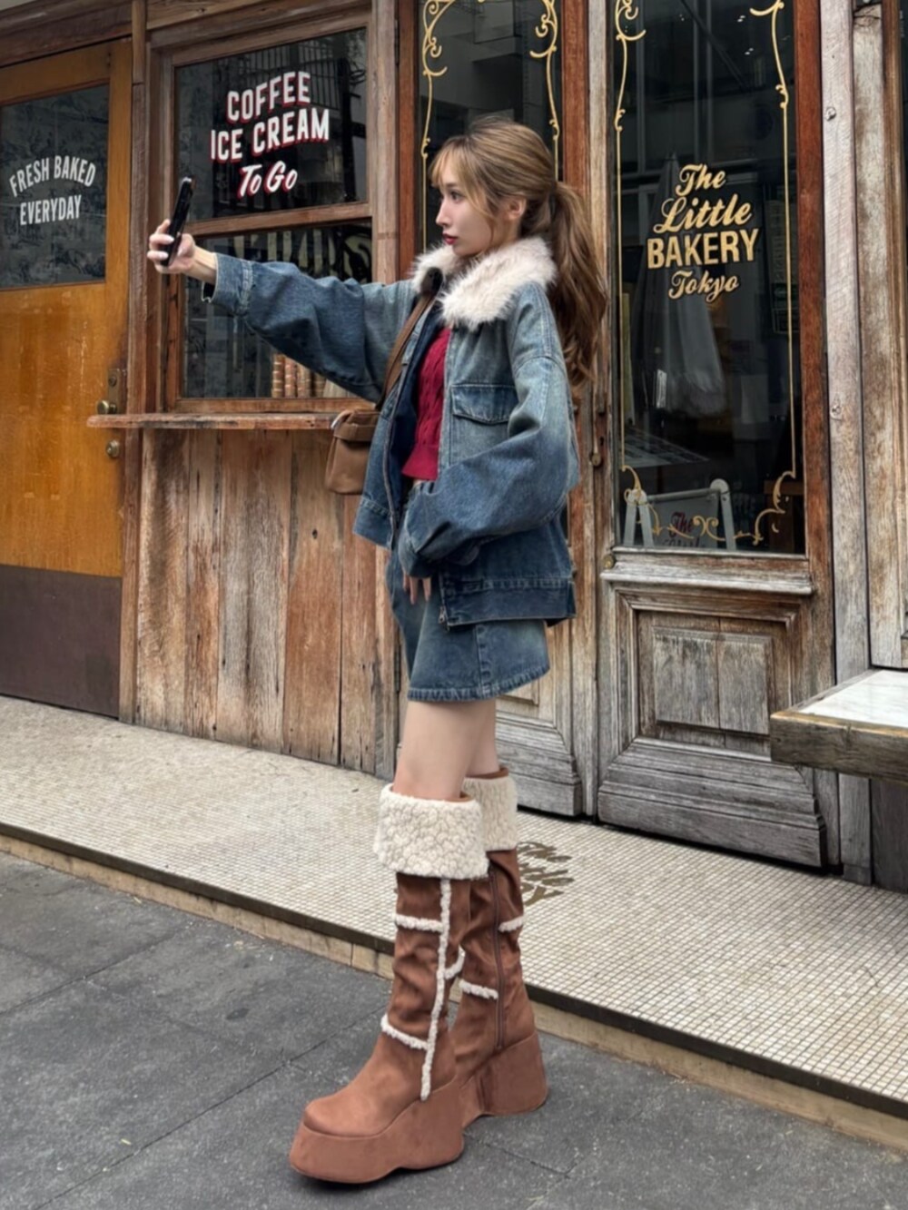 ブルー系のブルゾン、ブルー系のスカートを着用したレディースの秋コーディネートの2枚目の写真