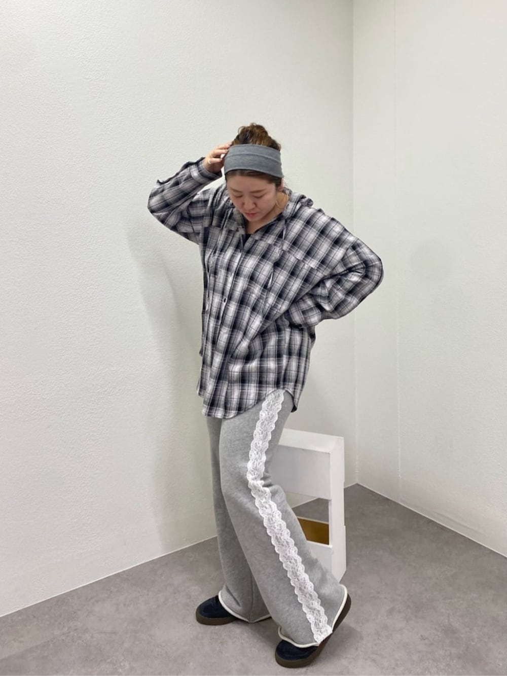 ブラック系のシャツ/ブラウス、グレー系のスウェットパンツを着用したレディースの夏コーディネートの2枚目の写真