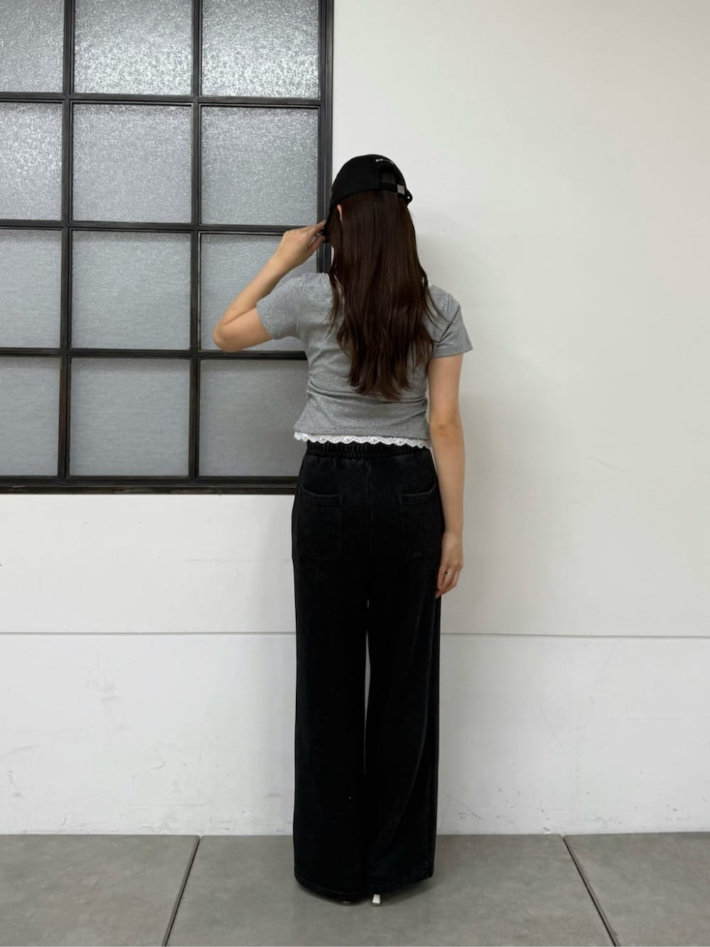 「キャップ、大人女子、夏服コーデ、大人カジュアルコーデ、Tシャツコーデ、スェットパンツ、レース、骨格ストレート、骨スト」｜「RAY CASSINのレースVネックギャザーコンパクトT（Tシャツ/カットソー、グレー系）」を使った、RAYCASSIN_officialさん（骨格ストレート・レディース・158cm）の春コーディネートの2枚目の写真