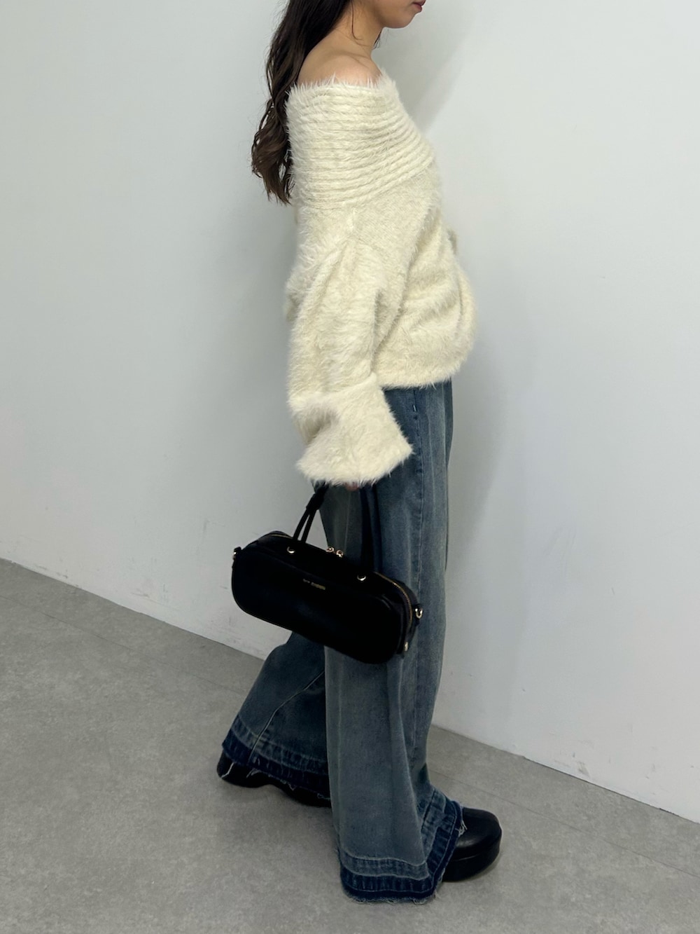 「最近のいい感じコーデ、Ray Cassin、オトナ女子、ニット、肩出し、骨格ウェーブ、オフショル、きれいめコーデ、イエベ秋、シャギーニット、デニム」｜「RAY CASSINのシャギーオフショルニット（ニット/セーター、グレー系）」を使った、RAYCASSIN_officialさん（レディース・157cm）の冬コーディネートの3枚目の写真