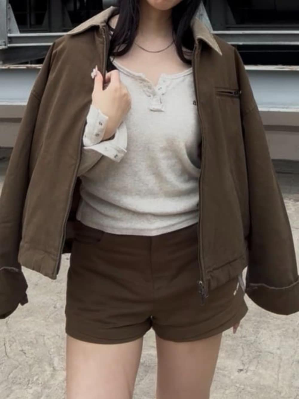 ベージュ系のスリッポン、ブラウン系のブルゾン、ブラウン系のその他パンツを着用したレディースの冬コーディネートの3枚目の写真