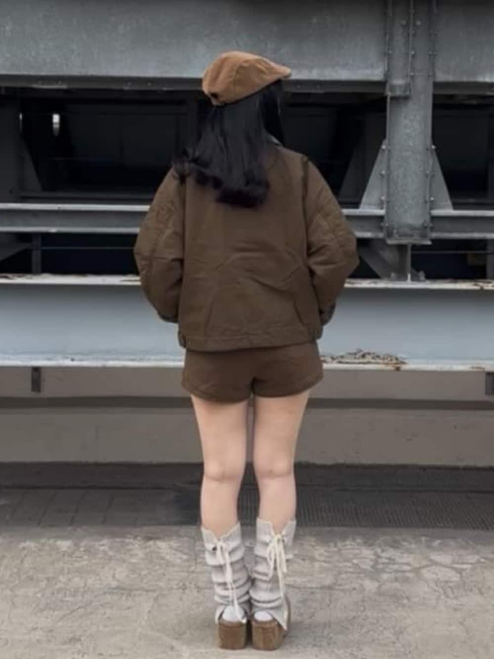 ベージュ系のスリッポン、ブラウン系のブルゾン、ブラウン系のその他パンツを着用したレディースの冬コーディネートの2枚目の写真