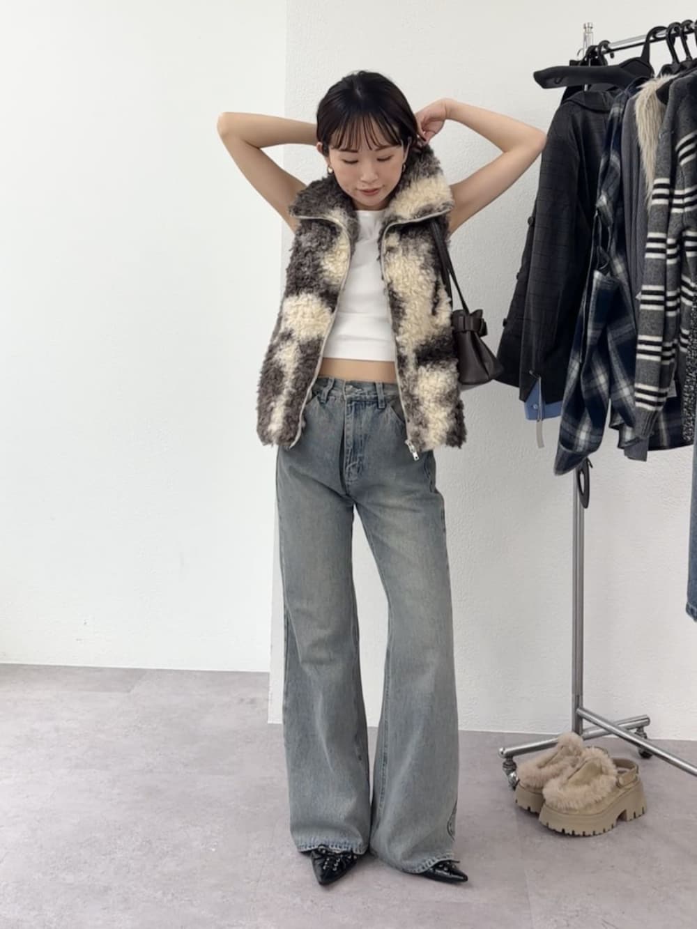 ベージュ系のベストを着用したレディースの秋コーディネートの2枚目の写真