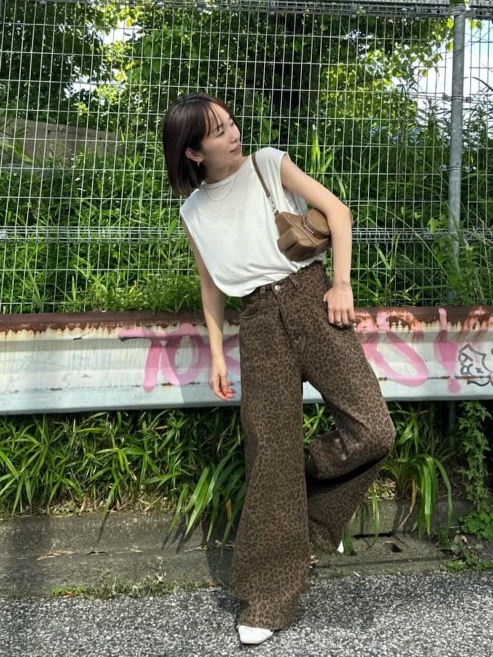 「ひょう柄、レオパード、ワイドパンツ、柄パンツ、骨格ウェーブ、夏コーデ、オトナカジュアル、ゆるコーデ、夏、休日スタイル」｜「RAY CASSINの【ウエスト調節可】サイド切替ワイドデニムパンツ（デニムパンツ、ブラウン系）」を使った、RAYCASSIN_officialさん（骨格ウェーブ・レディース・152cm）の夏コーディネートの3枚目の写真