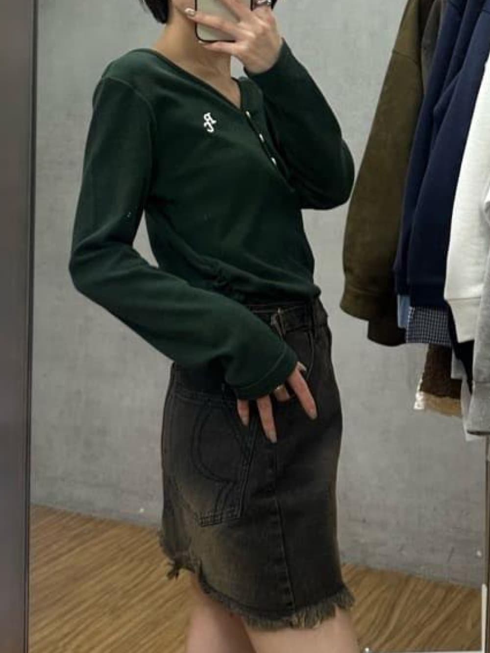 グリーン系のTシャツ/カットソー、ブラウン系のデニムスカートを着用したレディースの冬コーディネートの3枚目の写真