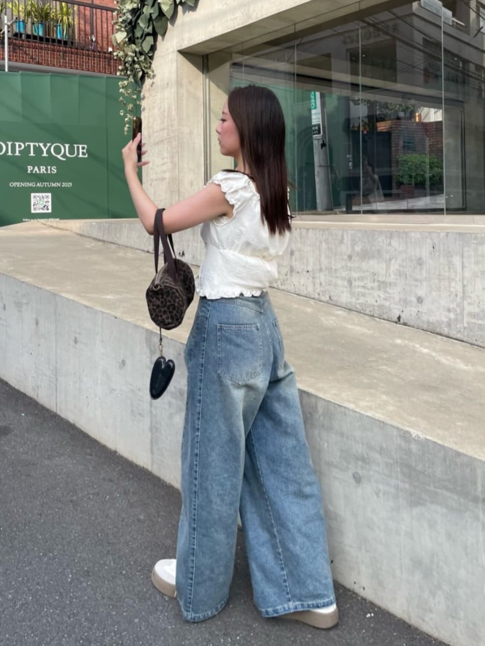 ホワイト系のシャツ/ブラウスを着用したレディースの秋コーディネートの2枚目の写真