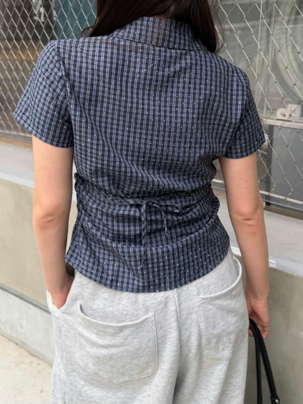 グレー系のスウェットパンツ、グレー系のシャツ/ブラウス、ブラック系のその他シューズを着用したレディースの春コーディネートの3枚目の写真