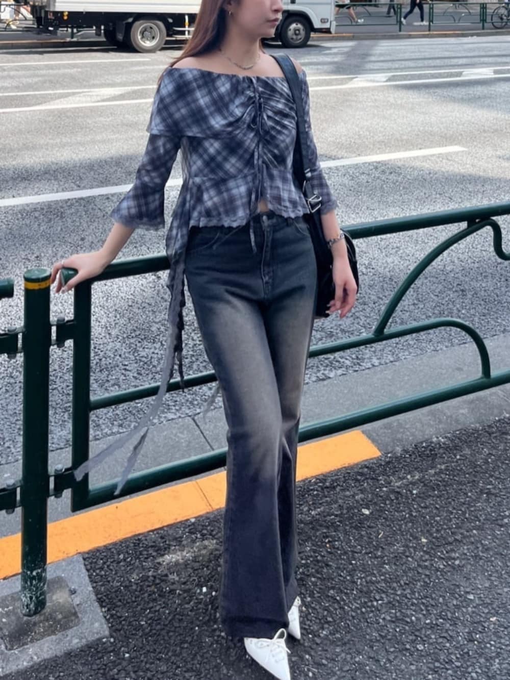 ブラック系のシャツ/ブラウス、ブラウン系のデニムパンツ、ホワイト系のその他シューズを着用したレディースの春コーディネートの2枚目の写真