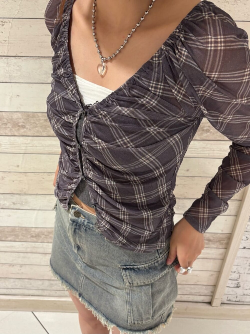 ブラウン系のシャツ/ブラウス、ブルー系のスカートを着用したレディースの秋コーディネートの2枚目の写真