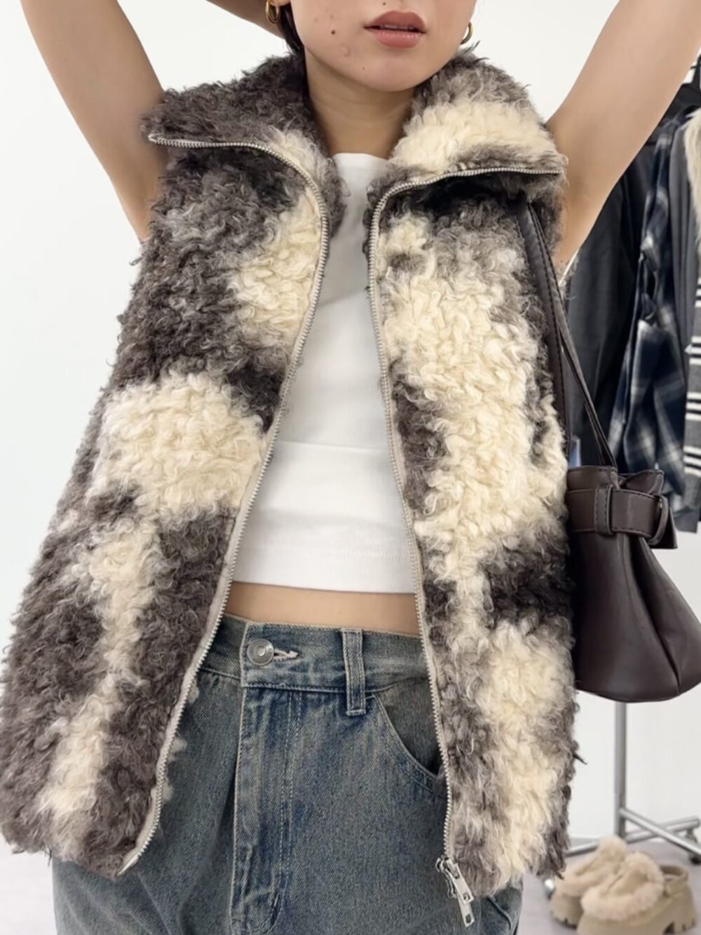 ベージュ系のベストを着用したレディースの秋コーディネートの3枚目の写真