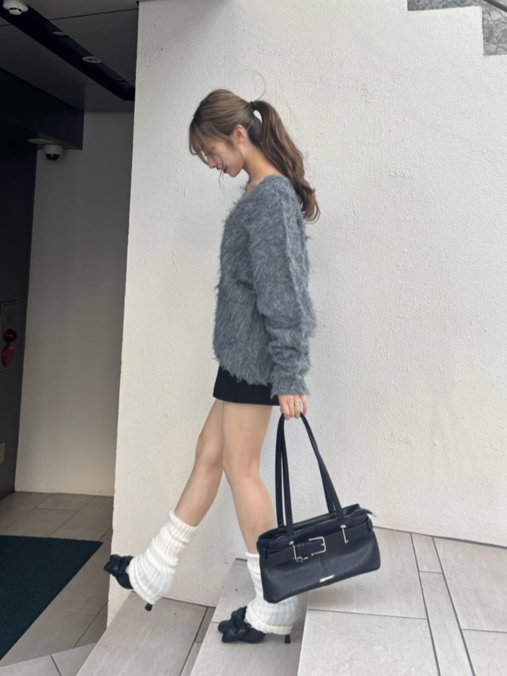 グレー系のカーディガン/ボレロ、ブラック系のその他パンツを着用したレディースの秋コーディネートの2枚目の写真