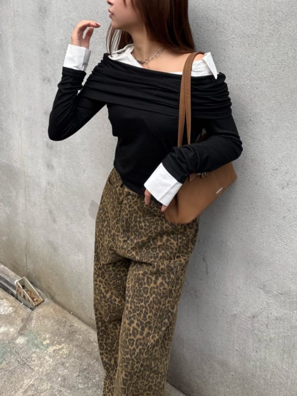 ベージュ系のデニムパンツ、ブラック系のTシャツ/カットソー、ブラック系のその他シューズを着用したレディースの秋コーディネートの2枚目の写真