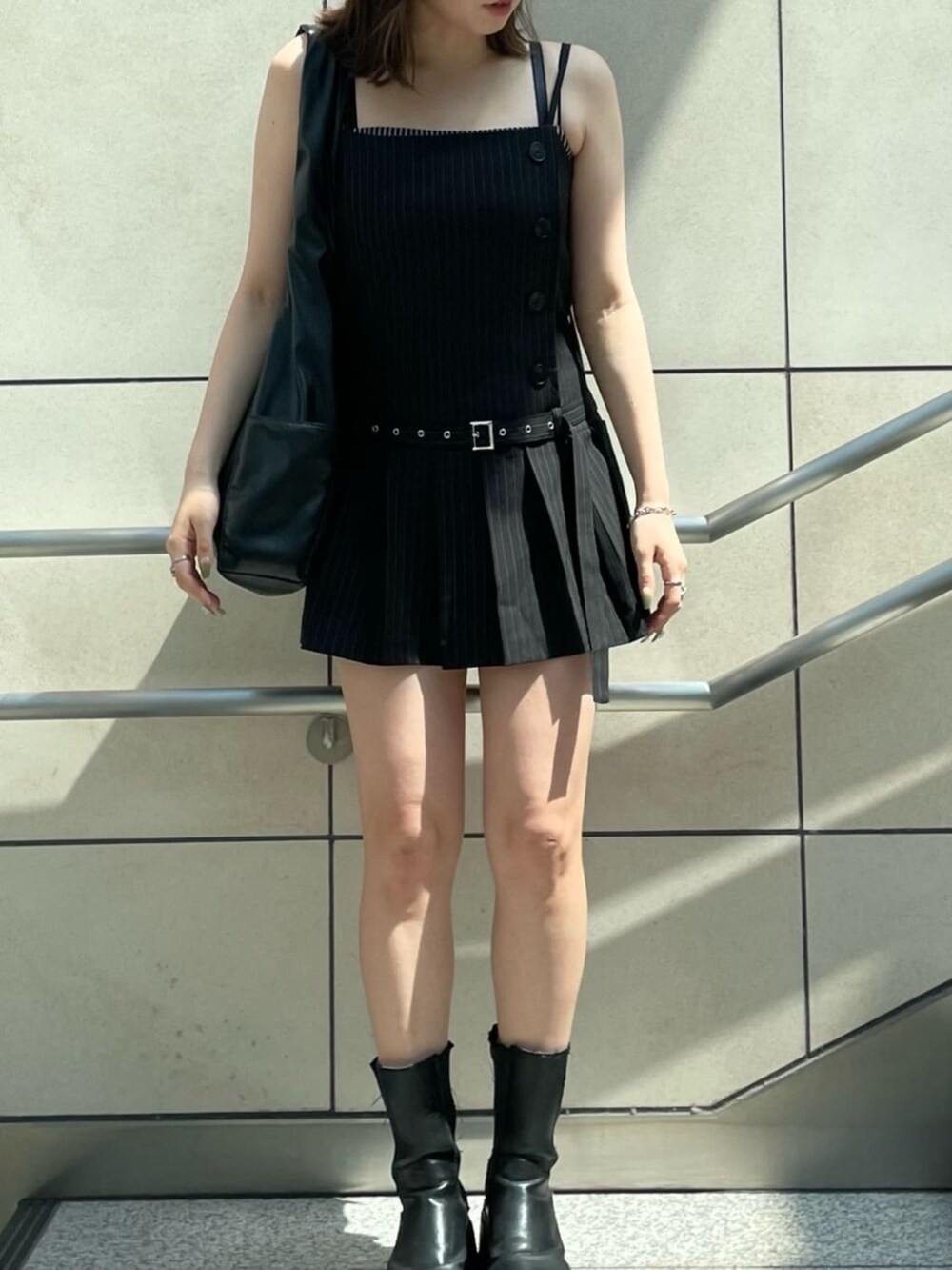 ブラック系のワンピースを着用したレディースの夏コーディネートの3枚目の写真