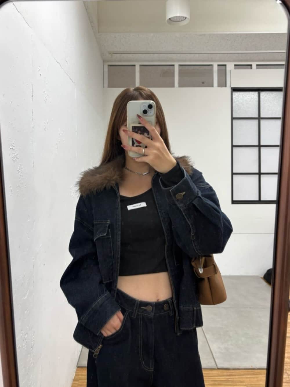 ブラック系のTシャツ/カットソー、ブルー系のブルゾン、ブルー系のデニムパンツを着用したレディースの秋コーディネートの2枚目の写真