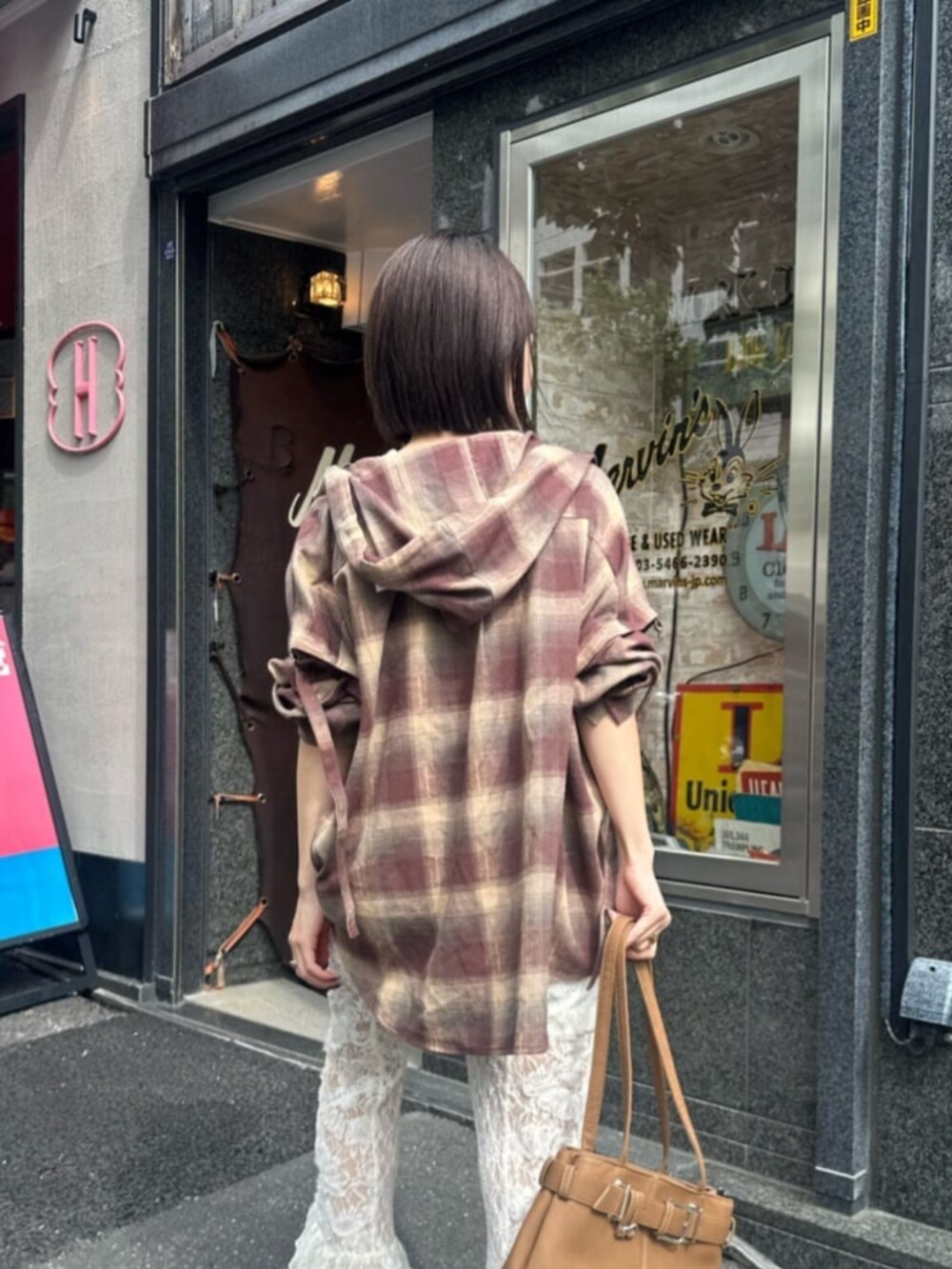 ベージュ系のその他パンツ、イエロー系のショルダーバッグ、ブラウン系のシャツ/ブラウスを着用したレディースの秋コーディネートの3枚目の写真