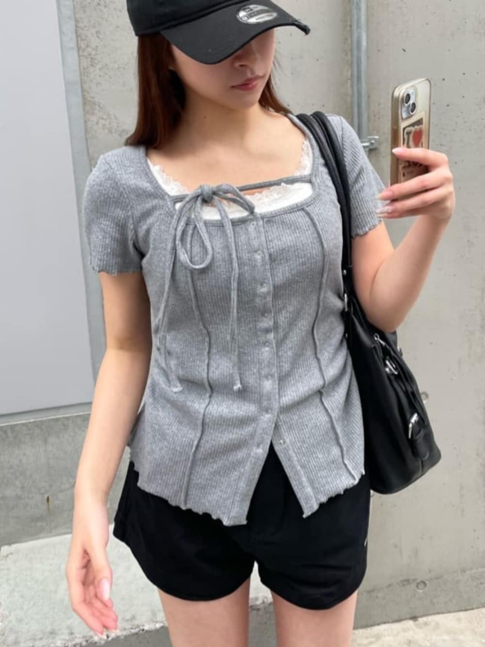 グレー系のTシャツ/カットソーを着用したレディースの春コーディネートの3枚目の写真