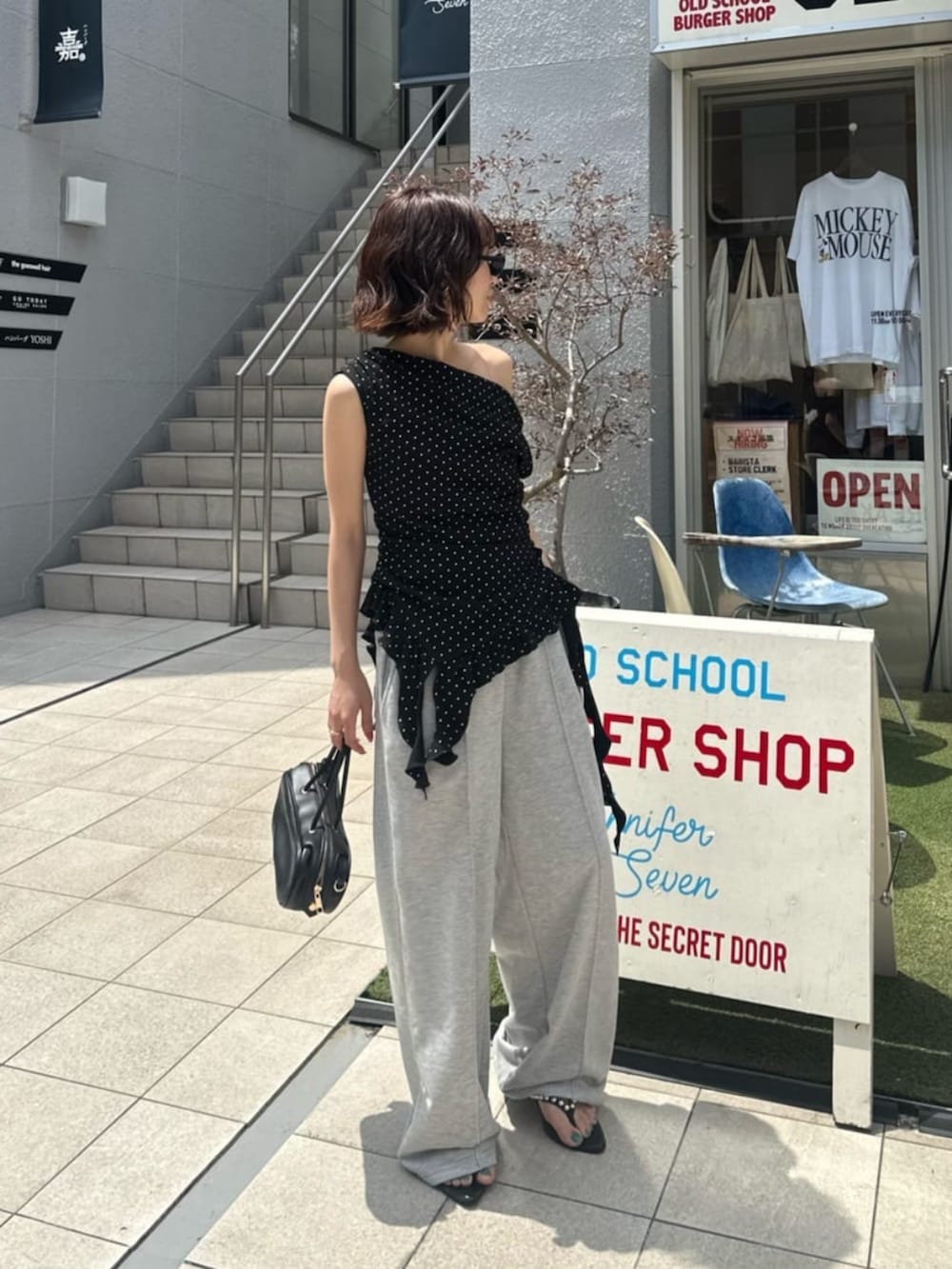 ホワイト系のスウェットパンツ、ブラック系のTシャツ/カットソーを着用したレディースの夏コーディネートの2枚目の写真