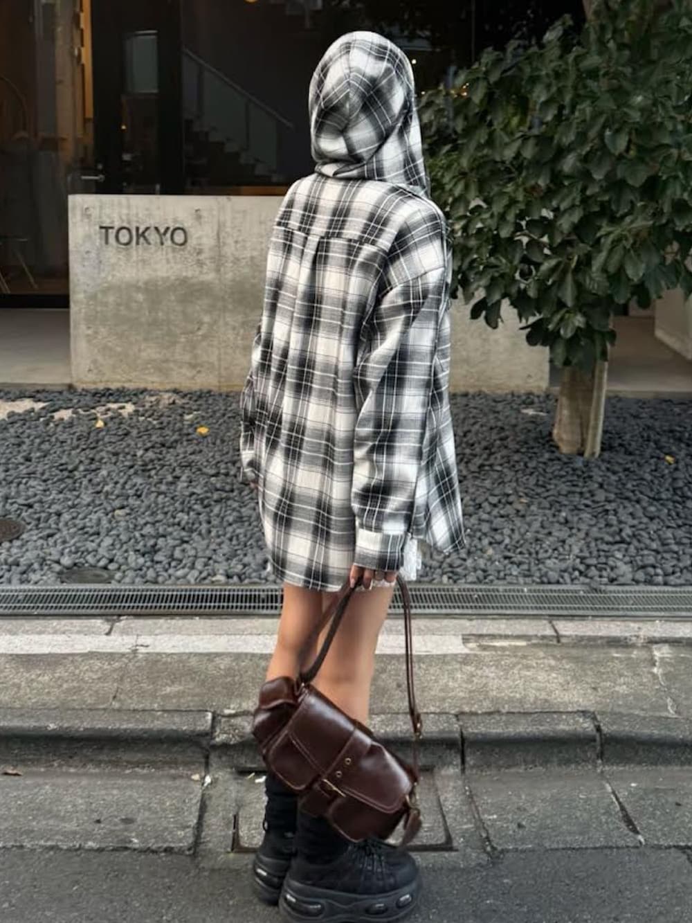 ブラック系のシャツ/ブラウス、ホワイト系のチューブトップ、ブラウン系のショルダーバッグを着用したレディースの冬コーディネートの2枚目の写真