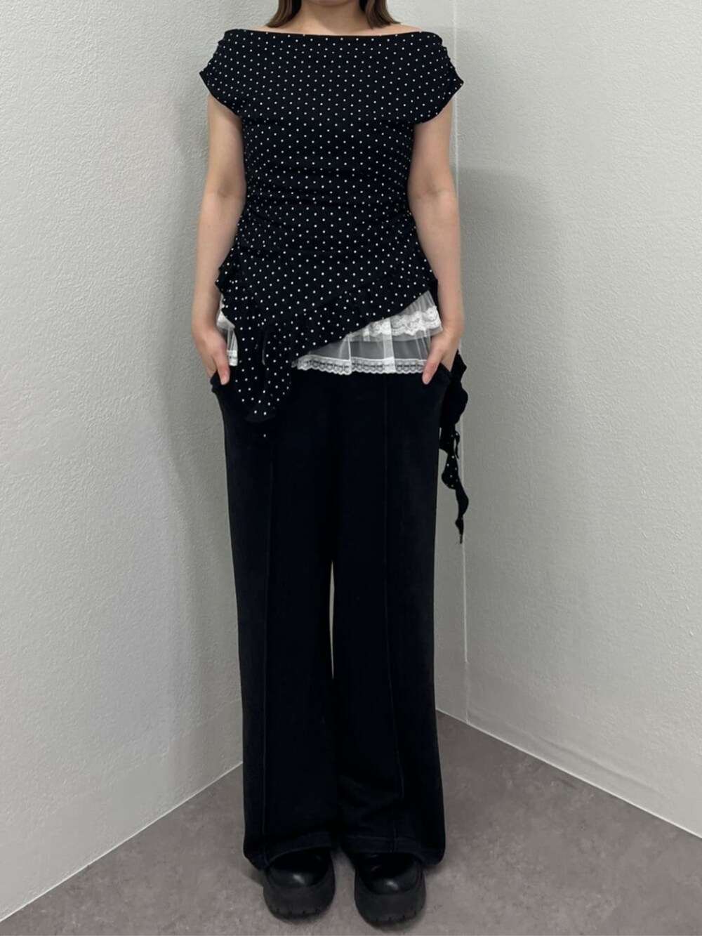 ブラック系のスウェットパンツ、ブラック系のTシャツ/カットソーを着用したレディースの夏コーディネートの2枚目の写真