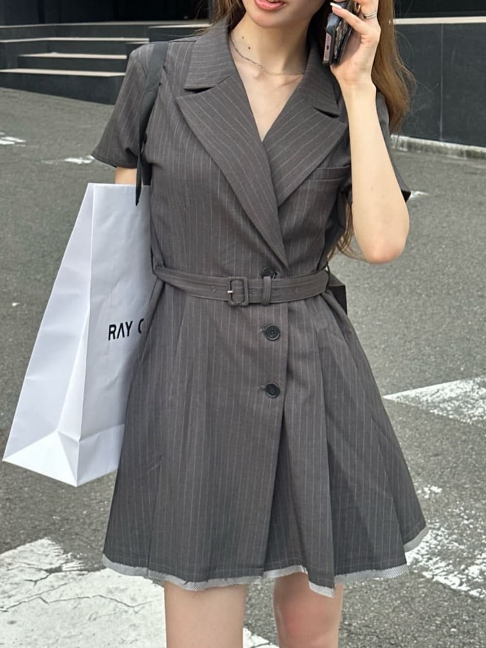 「ストライプ、ワンピース、骨格ウェーブ、ミュール、オトナ女子、休日スタイル、おでかけコーデ、大人コーデ、グレー」｜「RAY CASSINのレースアップミュール（その他シューズ、ブラック系）」を使った、RAYCASSIN_officialさん（骨格ウェーブ・レディース・155cm）の夏コーディネートの2枚目の写真
