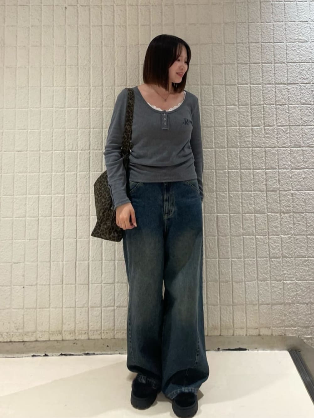 ブルー系のデニムパンツ、ブラック系のブルゾン、ブラック系のその他シューズを着用したレディースの秋コーディネートの2枚目の写真