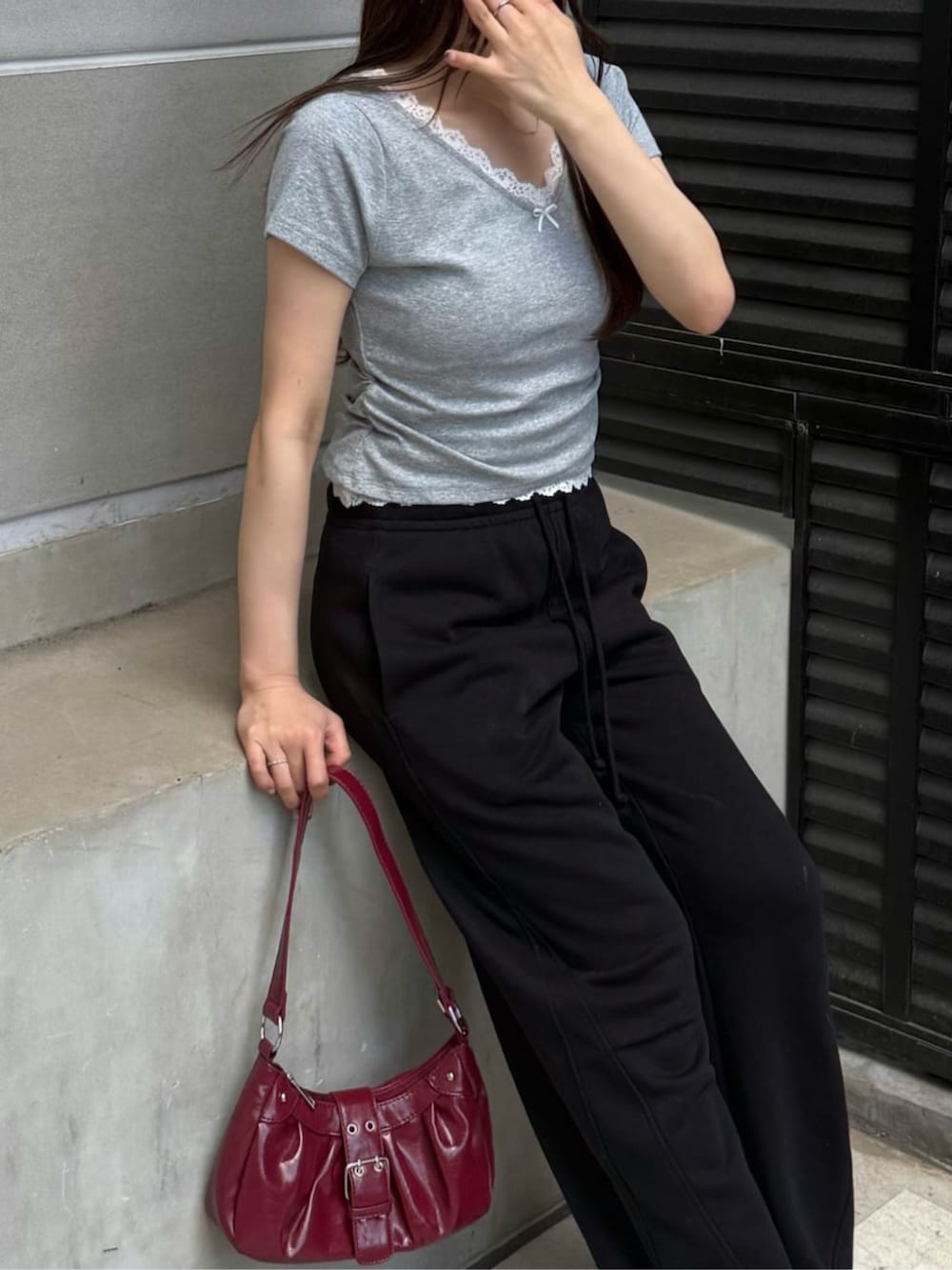 「キャップ、大人女子、夏服コーデ、大人カジュアルコーデ、Tシャツコーデ、スェットパンツ、レース、骨格ストレート、骨スト」｜「RAY CASSINのレースVネックギャザーコンパクトT（Tシャツ/カットソー、グレー系）」を使った、RAYCASSIN_officialさん（骨格ストレート・レディース・158cm）の春コーディネートの4枚目の写真