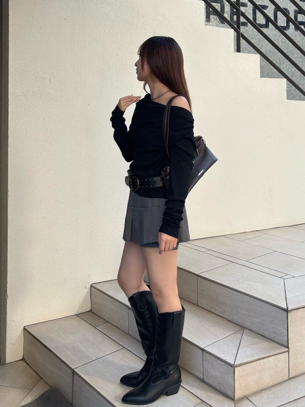 ブラック系のTシャツ/カットソー、グレー系のスカートを着用したレディースの秋コーディネートの2枚目の写真