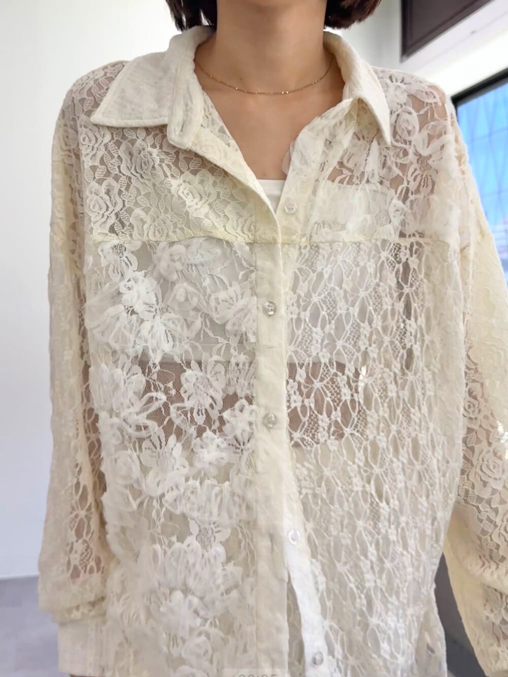 ベージュ系のその他パンツ、ベージュ系のシャツ/ブラウスを着用したレディースの夏コーディネートの4枚目の写真