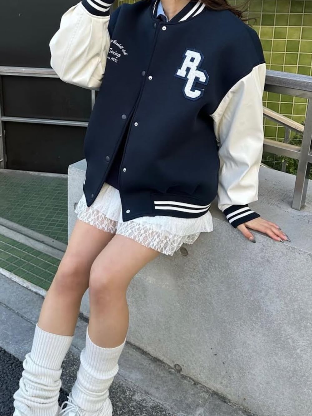 ブルー系のスタジャン、ホワイト系のスカート、ブルー系のスウェットを着用したレディースの冬コーディネートの2枚目の写真