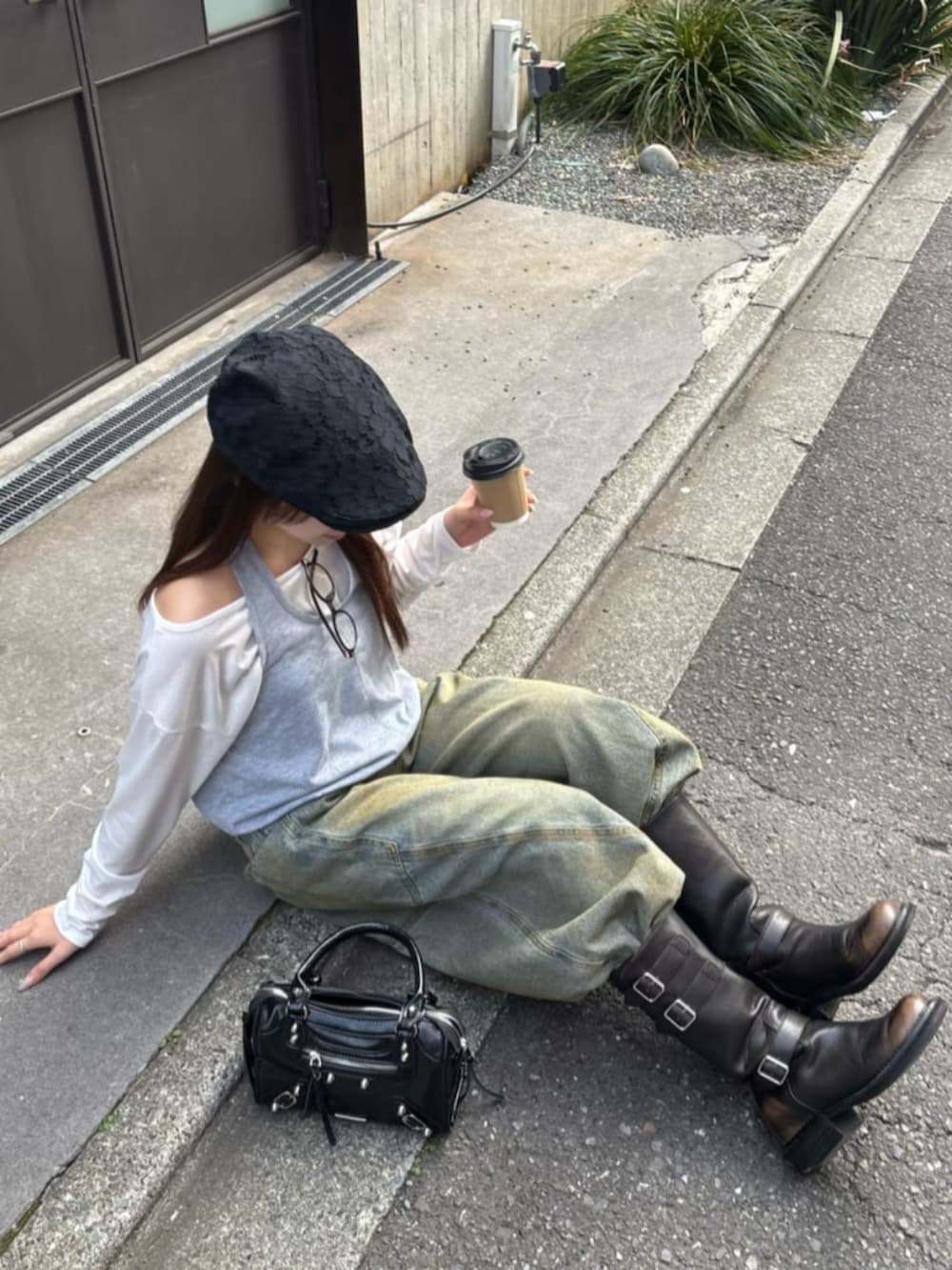 ブラック系のショルダーバッグ、グレー系のTシャツ/カットソー、ブラウン系のメガネを着用したレディースの春コーディネートの4枚目の写真