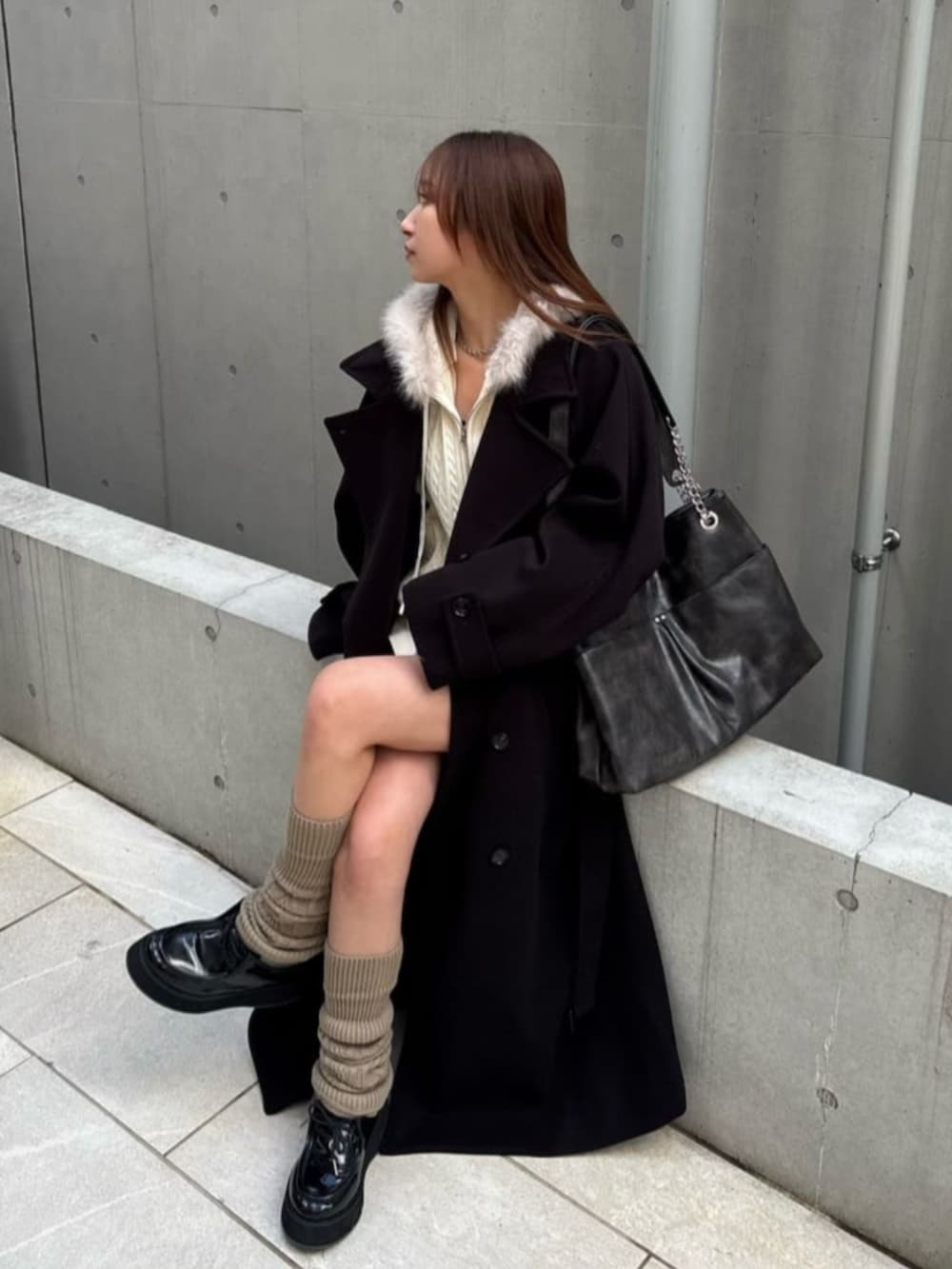 ブラック系のその他パンツ、ベージュ系のパーカー、ブラック系のその他アウターを着用したレディースの秋コーディネートの3枚目の写真